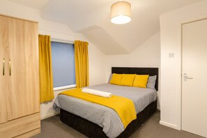 3 室のベッドルーム、デスク、アイロン / アイロン台、旅行用ベビーベッド