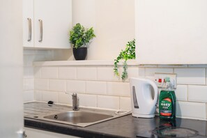 Een koelkast, een microgolfoven, een oven, een kookplaat