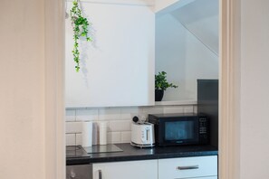 冷蔵庫、電子レンジ、オーブン、コンロ