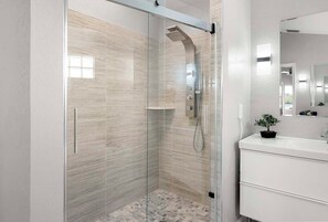 Shower, hair dryer, towels - Retunda - Gulf Access Villa with Spa and 3/3 (Cape Coral)