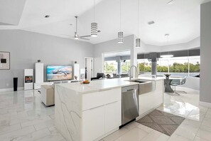 Fridge, microwave, oven, stovetop - Retunda - Gulf Access Villa with Spa and 3/3 (Cape Coral)