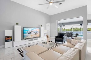 Smart TV - Retunda - Gulf Access Villa with Spa and 3/3 (Cape Coral)