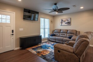 Smart TV -  The Scholar's Retreat (Tuskegee)
