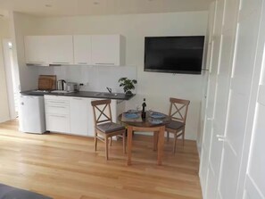 Réfrigérateur, micro-ondes, plaque de cuisson, cafetière/bouilloire