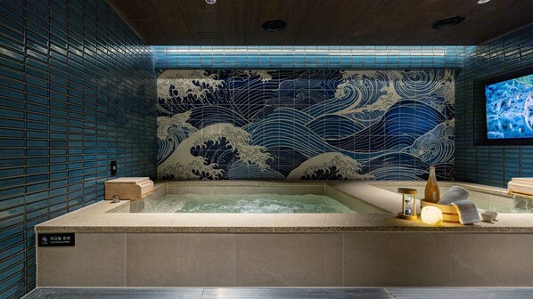 Blackout drapes, soundproofing, free WiFi