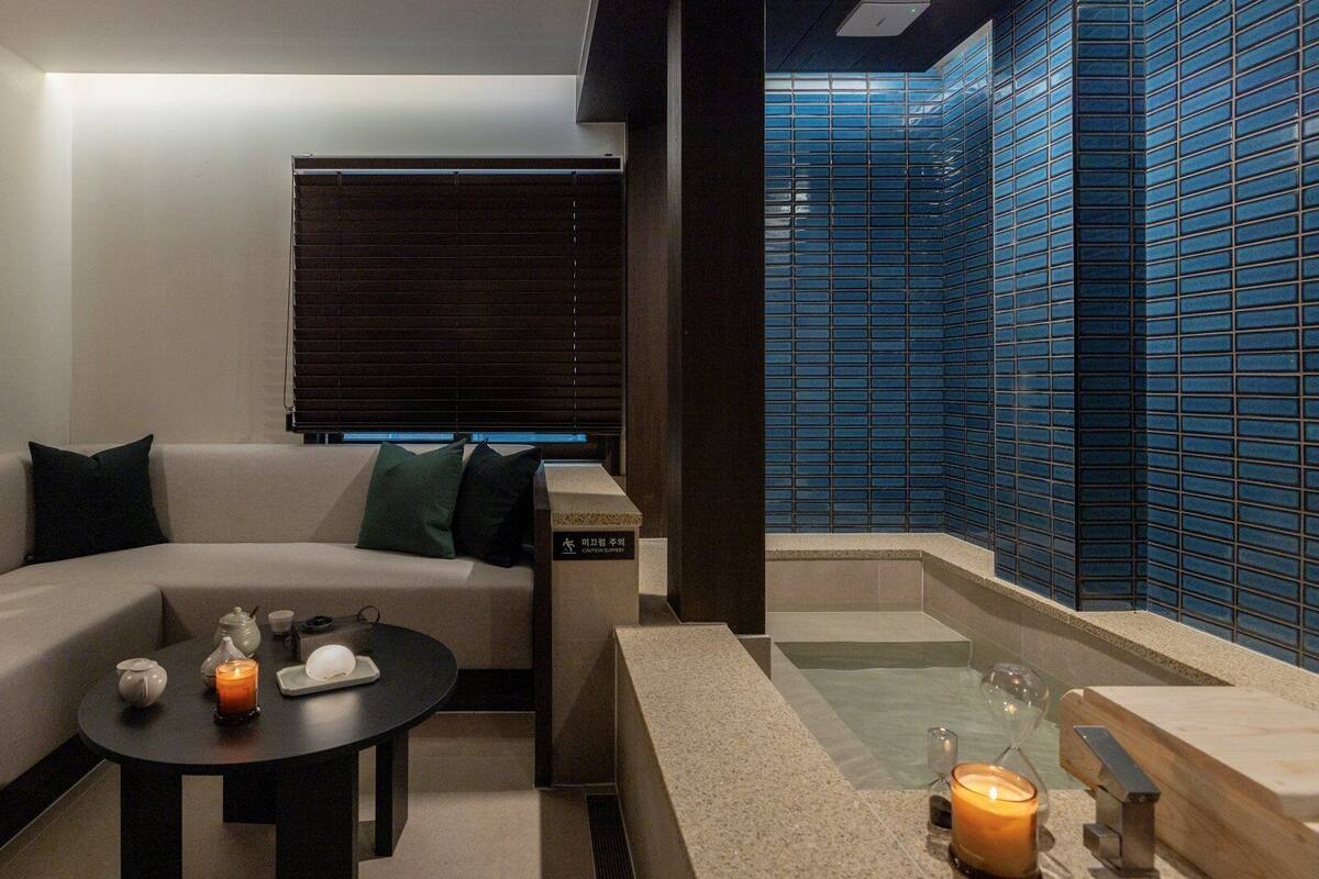 Blackout drapes, soundproofing, free WiFi