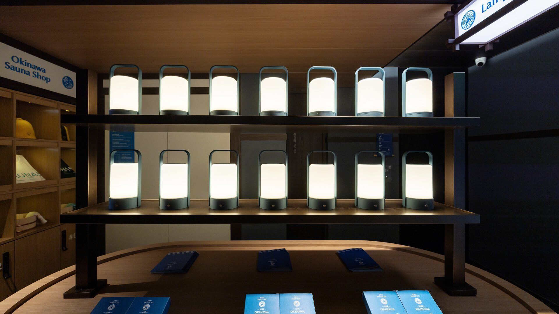 Une exposition de conteneurs illuminés, disposés sur des étagères dans un magasin.