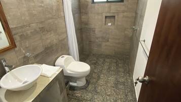 Suihku, pyyhkeet, saippua, vessapaperi