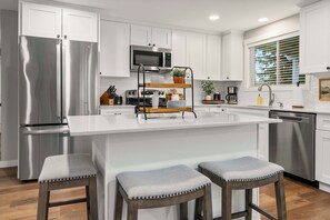 Micro-ondas, fogão, cooktop, lava-louças