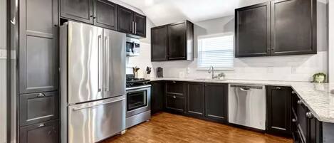 Frigorífico, microondas, horno y placa de cocina