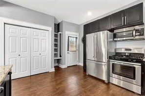 Fridge, microwave, oven, stovetop - Close to Downtown/King Bed/Fast Wi-Fi/Smart TV's (Houston)