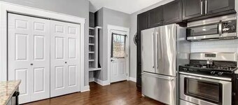 Close to Downtown/King Bed/Fast Wi-Fi/Smart TV's