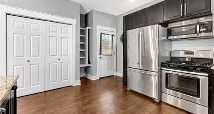 Close to Downtown/King Bed/Fast Wi-Fi/Smart TV's