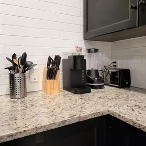 Fridge, microwave, oven, stovetop - Close to Downtown/King Bed/Fast Wi-Fi/Smart TV's (Houston)