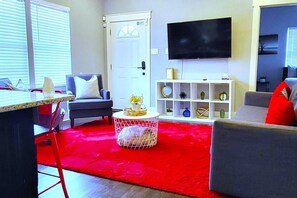 Smart TV, books - Close to Downtown/King Bed/Fast Wi-Fi/Smart TV's (Houston)