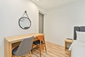 Desk, soundproofing, free WiFi, bed sheets - Sloth Hotel Busan Seomyeon (Busan)