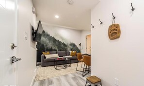 Smart TV, caminetto, libri