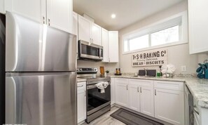 Frigorifero, microonde, forno, piano cottura