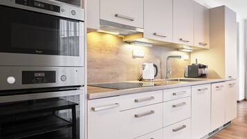 Kühlschrank, Mikrowelle, Ofen, Geschirrspüler