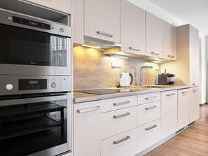 Kühlschrank, Mikrowelle, Ofen, Geschirrspüler