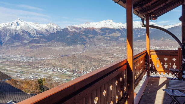 A wooden balcony with a view of snow-capped mountains and a valley below. - Les Agettes 1865 by Interhome (Les Mayens-de-Sion)