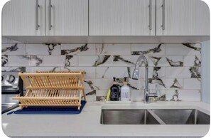 Private kitchen - Newly Built Guesthouse Suite (Calgary)