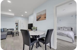 2 室のベッドルーム、アイロン / アイロン台、WiFi、ベッドシーツ