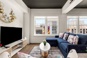 TV - Charming Historic Downtown Stay –Next to Riverwalk (San Antonio)