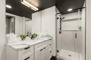 Hair dryer - Charming Historic Downtown Stay –Next to Riverwalk (San Antonio)