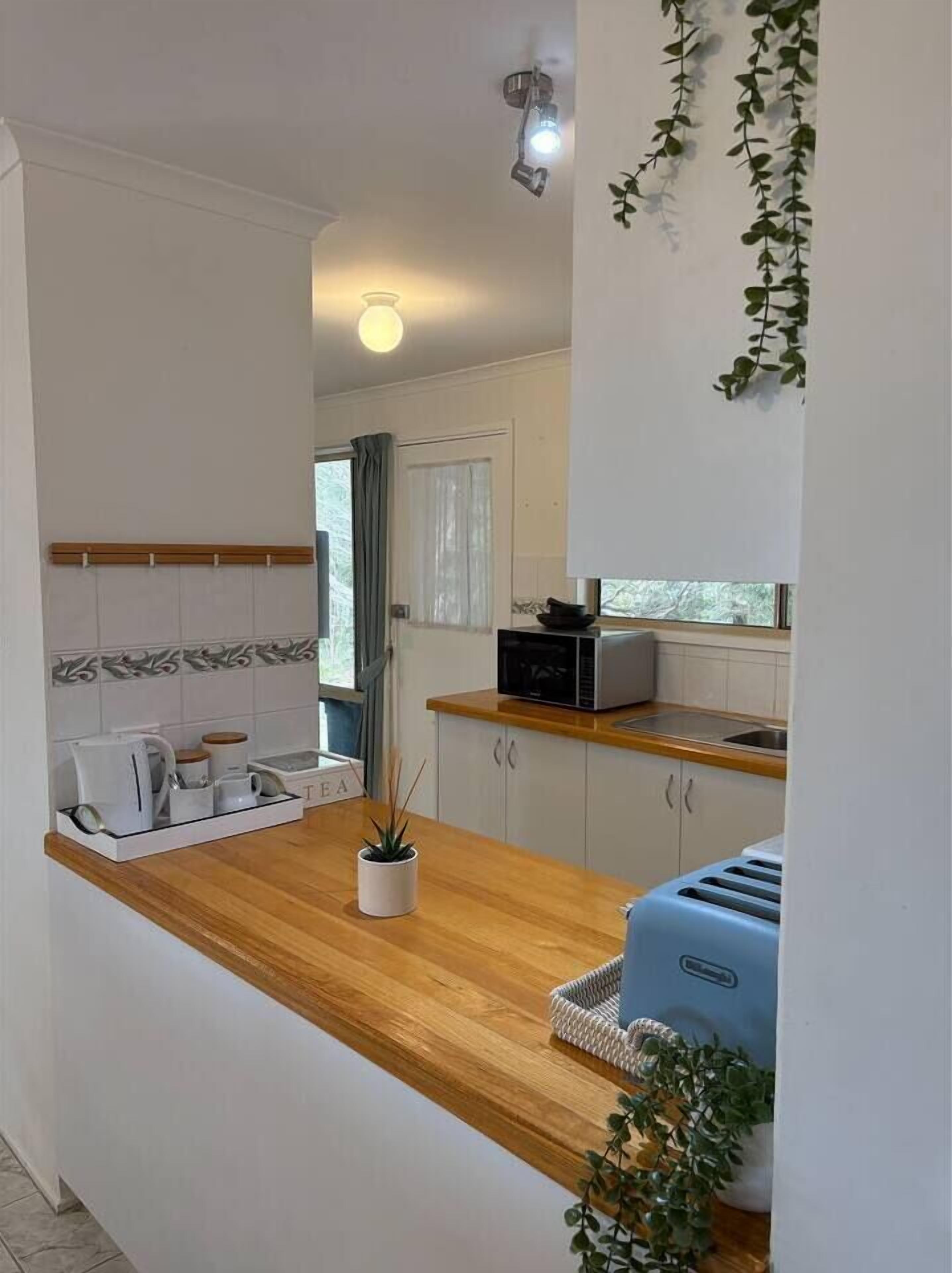 Mikrobølgeovn, ovn, kokeplater og oppvaskmaskin