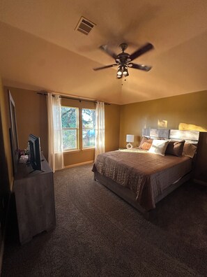 4 عدّة غرف نوم وواي فاي وملاءات أسرّة