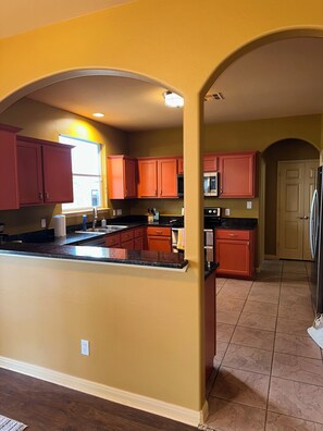 ثلاجة، ميكروويف، فرن، موقد طهي مسطح