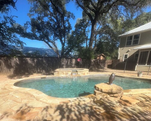 Buda home - heart of the historic district. Pool, jacuzzi 