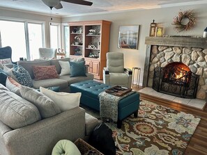 Living area - Luxury Riverfront Sanctuary (Stanwood)