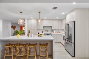 ثلاجة، ميكروويف، فرن، موقد طهي مسطح