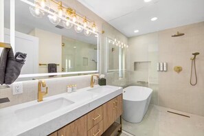 Hair dryer, towels, soap, toilet paper - Wellness Retreat at WPB - HotTub | Sauna | ColdPlunge | Golf (West Palm Beach)