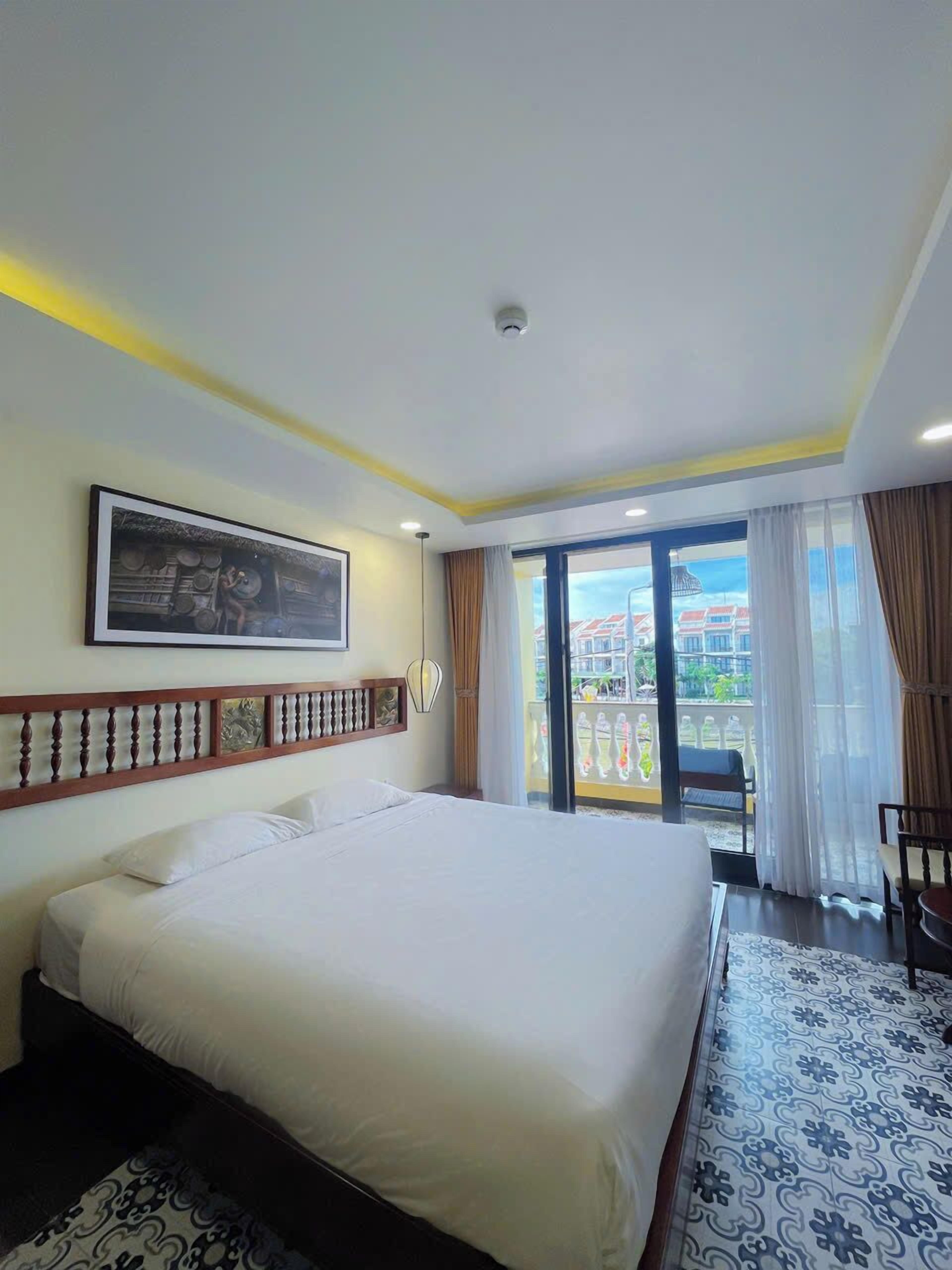 Frigobar, escrivaninha, espaço de trabalho para notebook