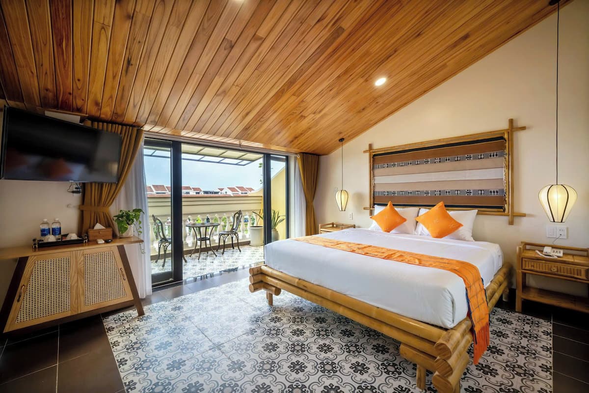 مكتب ومساحة عمل للكمبيوتر المحمول وستائر تعتيم ومكواة/لوح كي