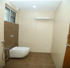 Deluxe Apartment | Bathroom | Shower, rainfall showerhead, free toiletries, soap
