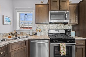 Fridge, microwave, oven, stovetop - Riverbend Landing - Steinhatchee (Steinhatchee)
