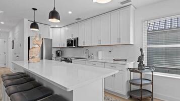 Een koelkast, een microgolfoven, een oven, een kookplaat