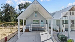 A coastal house with a covered porch and a small deck. - The Pelican Pad - Steinhatchee (Steinhatchee)