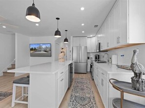 Een koelkast, een microgolfoven, een oven, een kookplaat