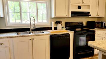 Køleskab, mikrobølgeovn, ovn, kogeplade