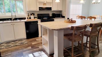 Køleskab, mikrobølgeovn, ovn, kogeplade