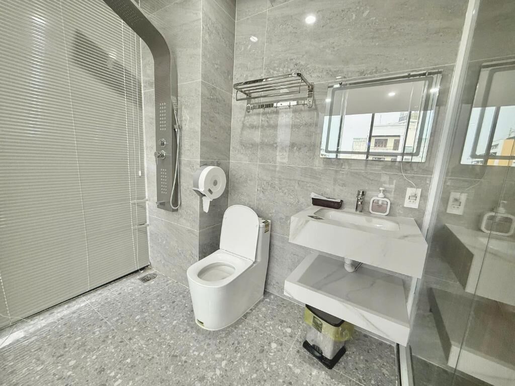 Ducha, artículos de tocador gratuitos, secador de pelo, pantuflas