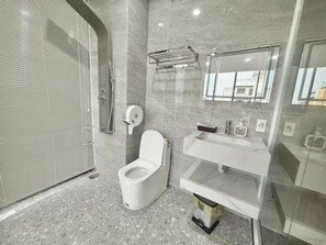 تجهيزات دش، مست�لزمات مجانية للعناية الشخصية، مجففات شعر، خف للقدمين