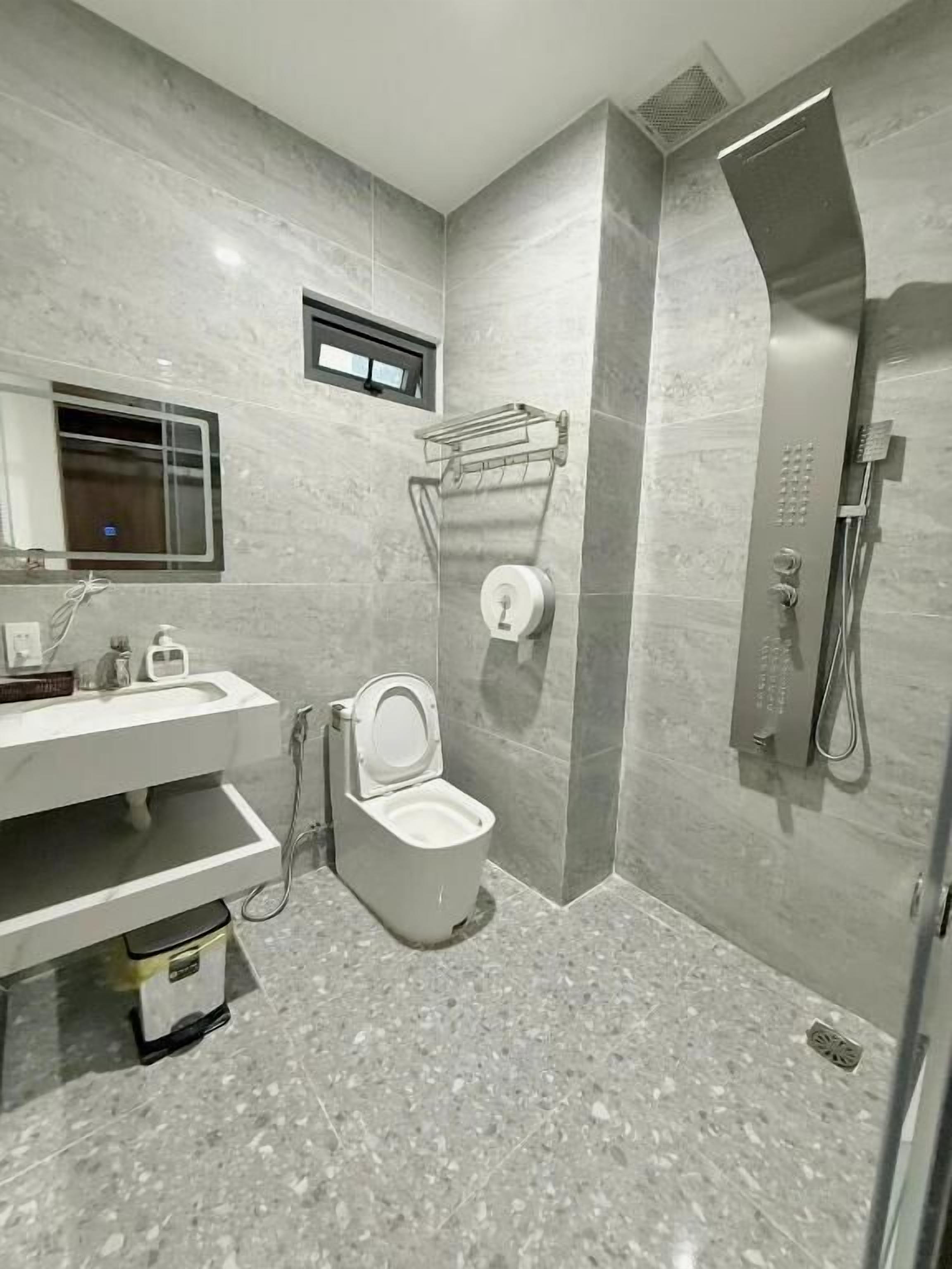 Shower, free toiletries, hair dryer, slippers