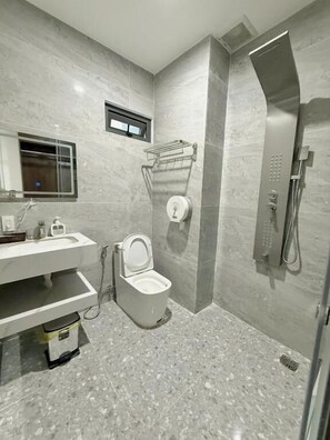 Shower, free toiletries, hair dryer, slippers - MBEE HOTEL (Tan An)