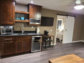 Private kitchen - Cozy and serene 1-bedroom apartment over garage in terrific Atascadero (Atascadero)